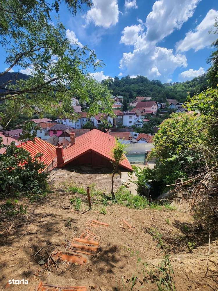 CASA CU TEREN IN Cartierul Schei - Imagine principală: 5/9