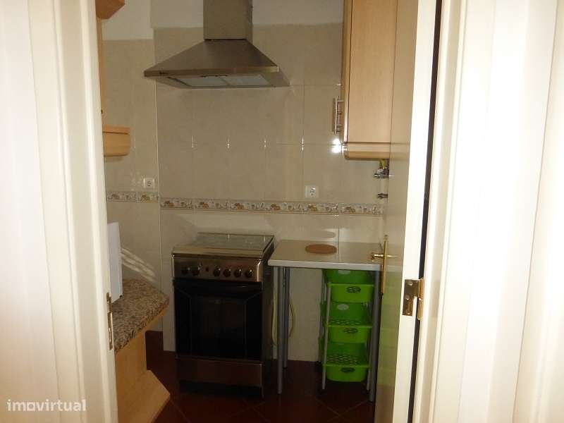 Quarto estudante universitária estagiária  em Olaias/ Alameda - Grande imagem: 4/9