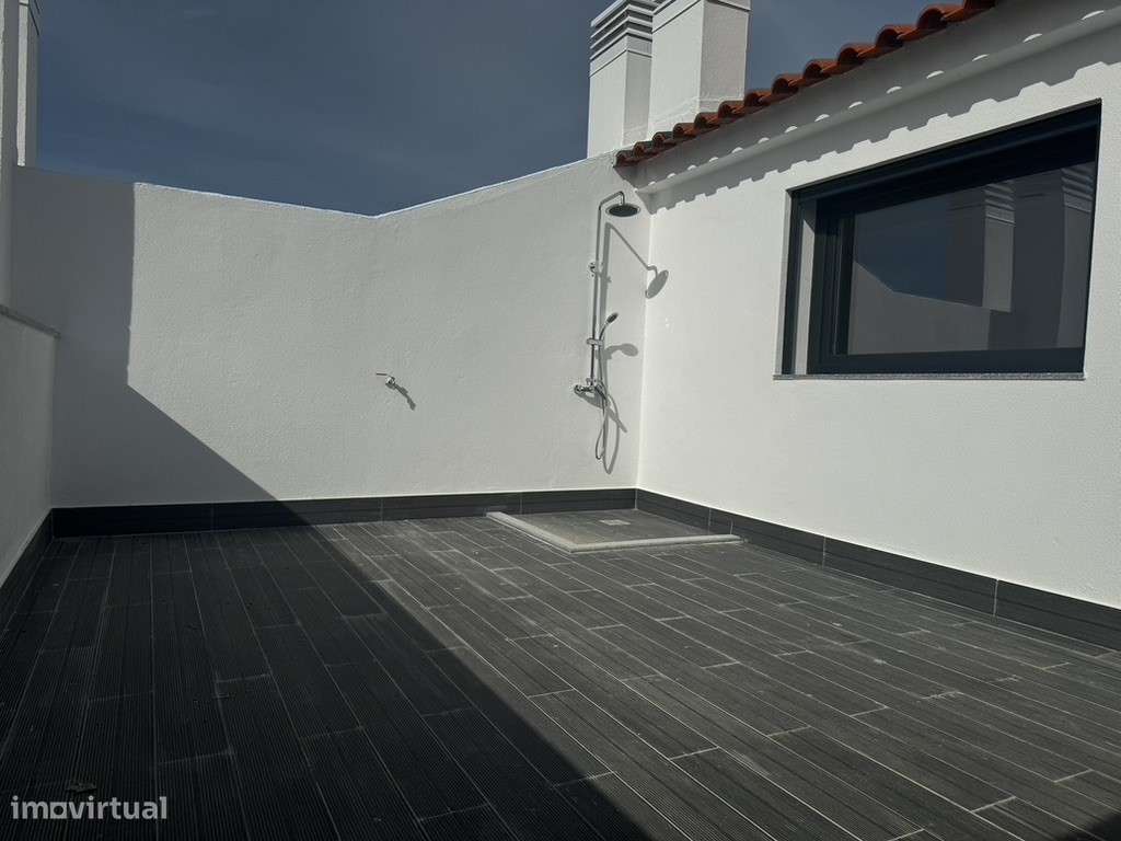 Moradia com 3 Suites, Garagem, Logradouro, Churrasqueira e Piscina-3