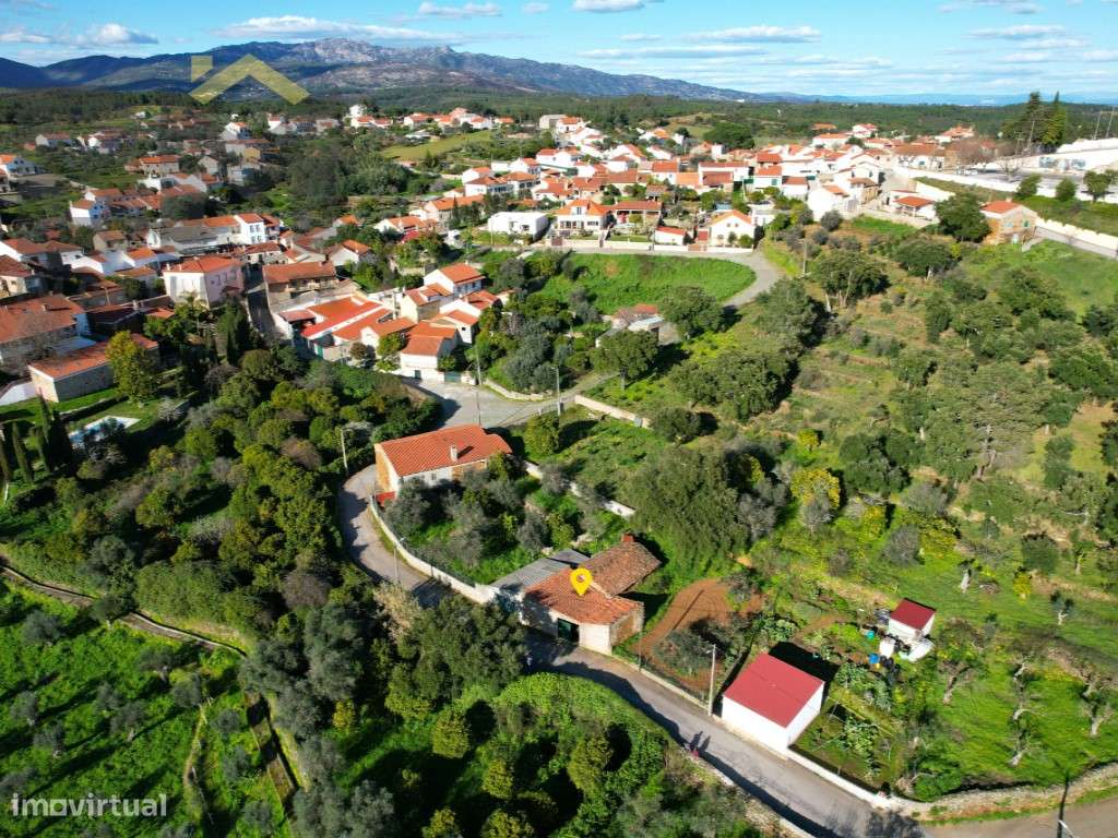 Construção antiga usada para garagem e arrumos. - Grande imagem: 2/11