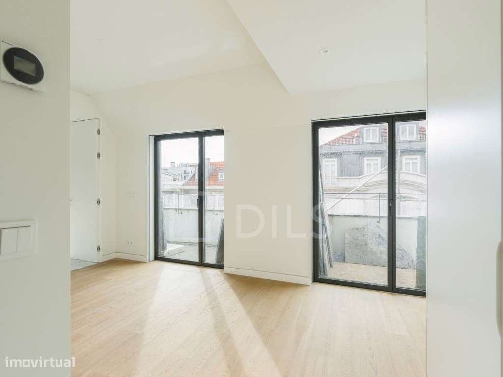Penthouse T3 com varanda ampla e garagem privada, em Lisboa-10