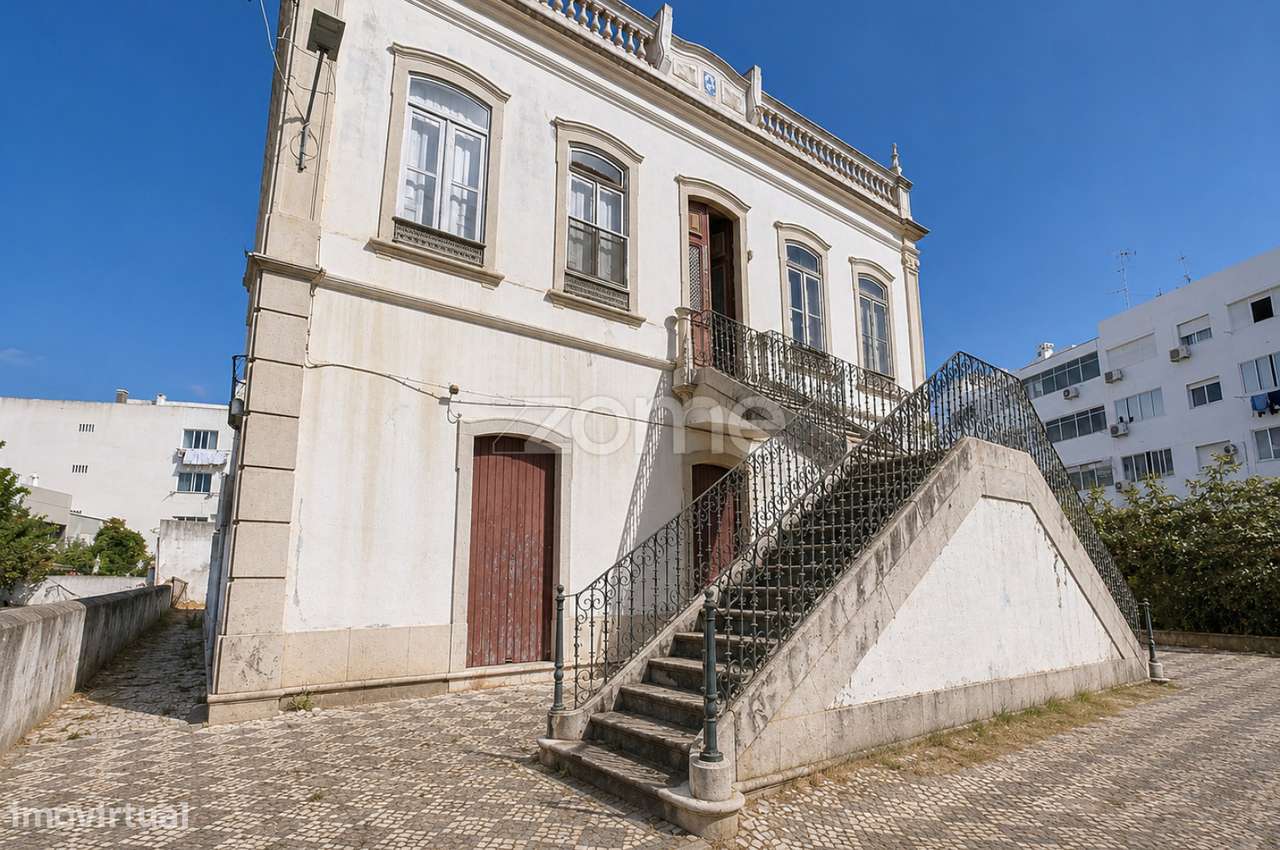 Palacete com Terreno no Centro de Olhão-0