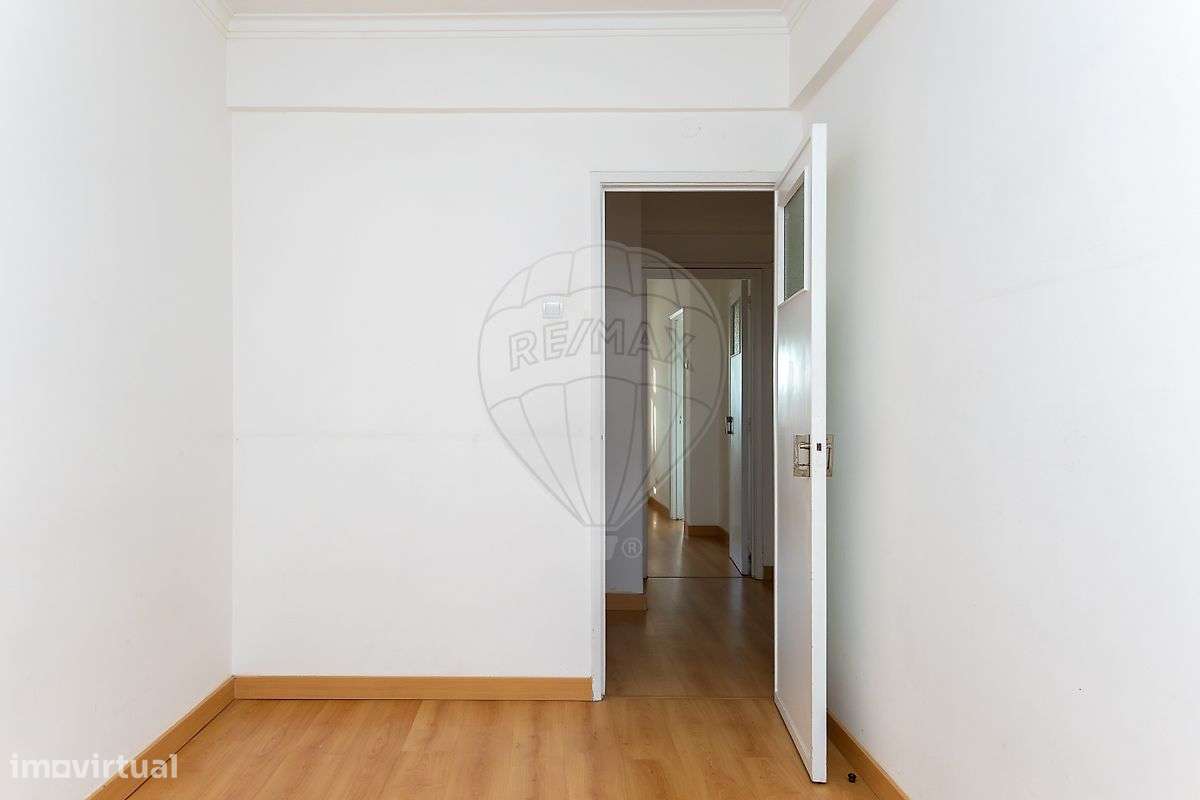 Apartamento T2 remodelado- Penha de França-8