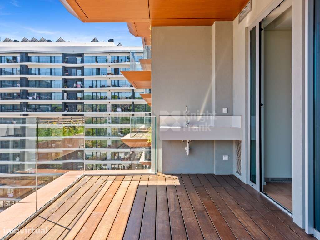 Apartamento T2 com terraço e garagem entre Monsanto e Miraflores-5