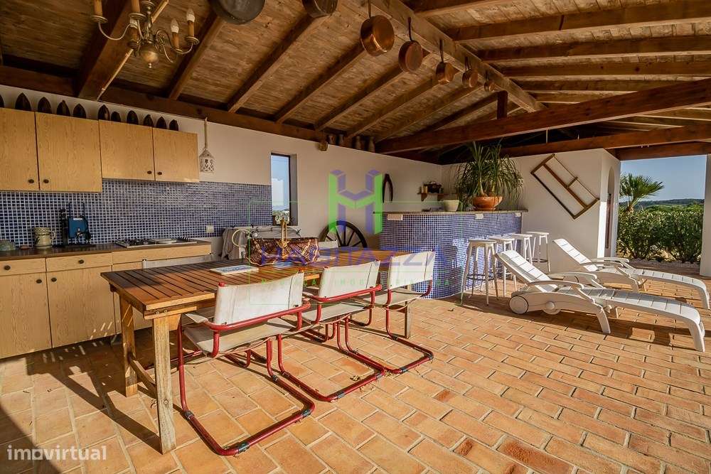 Fantástica Moradia Térrea T3+1, com piscina, grande jardim, e garagem,-11