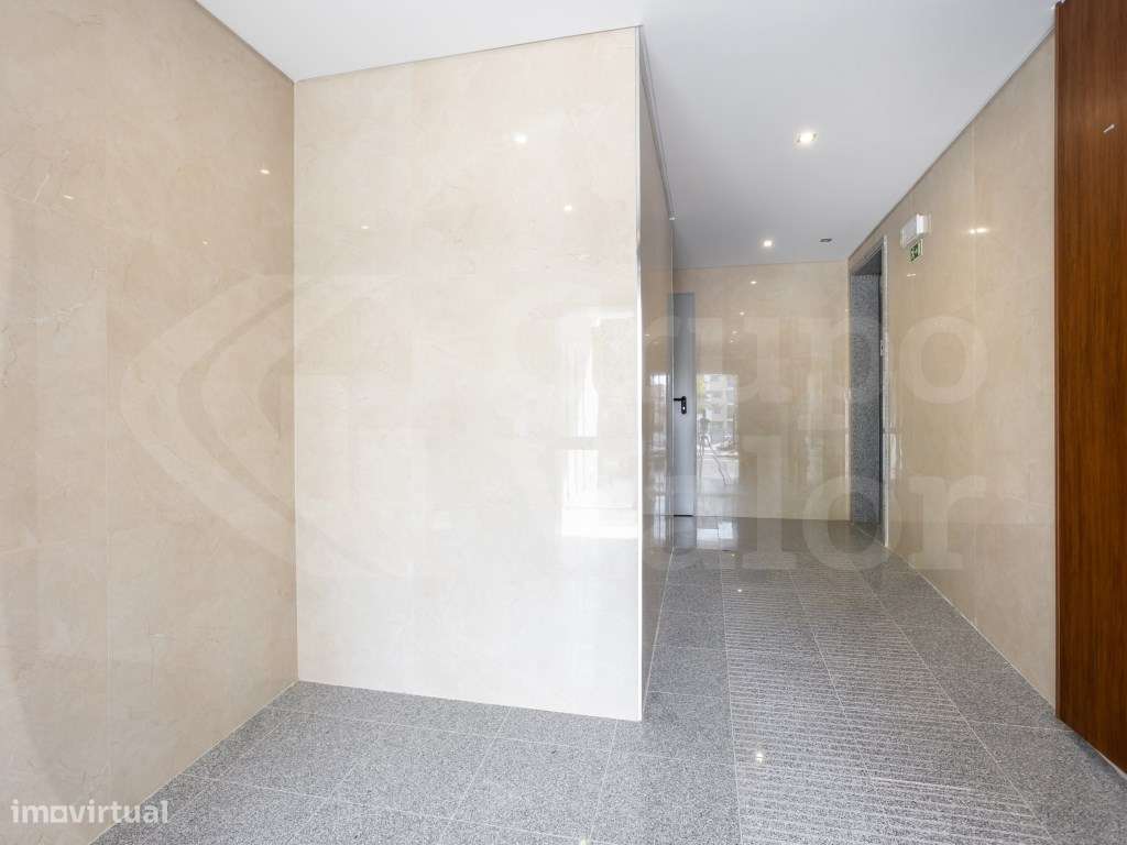 Apartamento T2 Novo com Estacionamento - Parede - R/C E-19