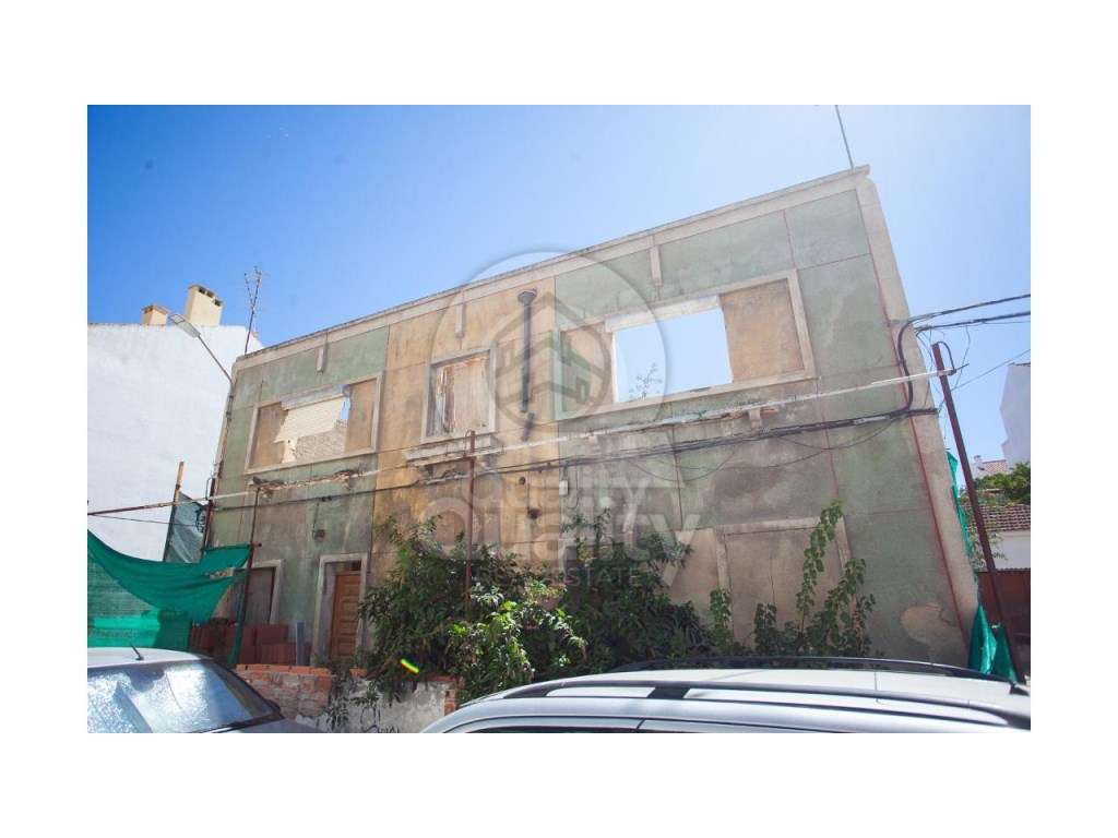 Prédio em ruína na Baixa da Banheira - Grande imagem: 4/30