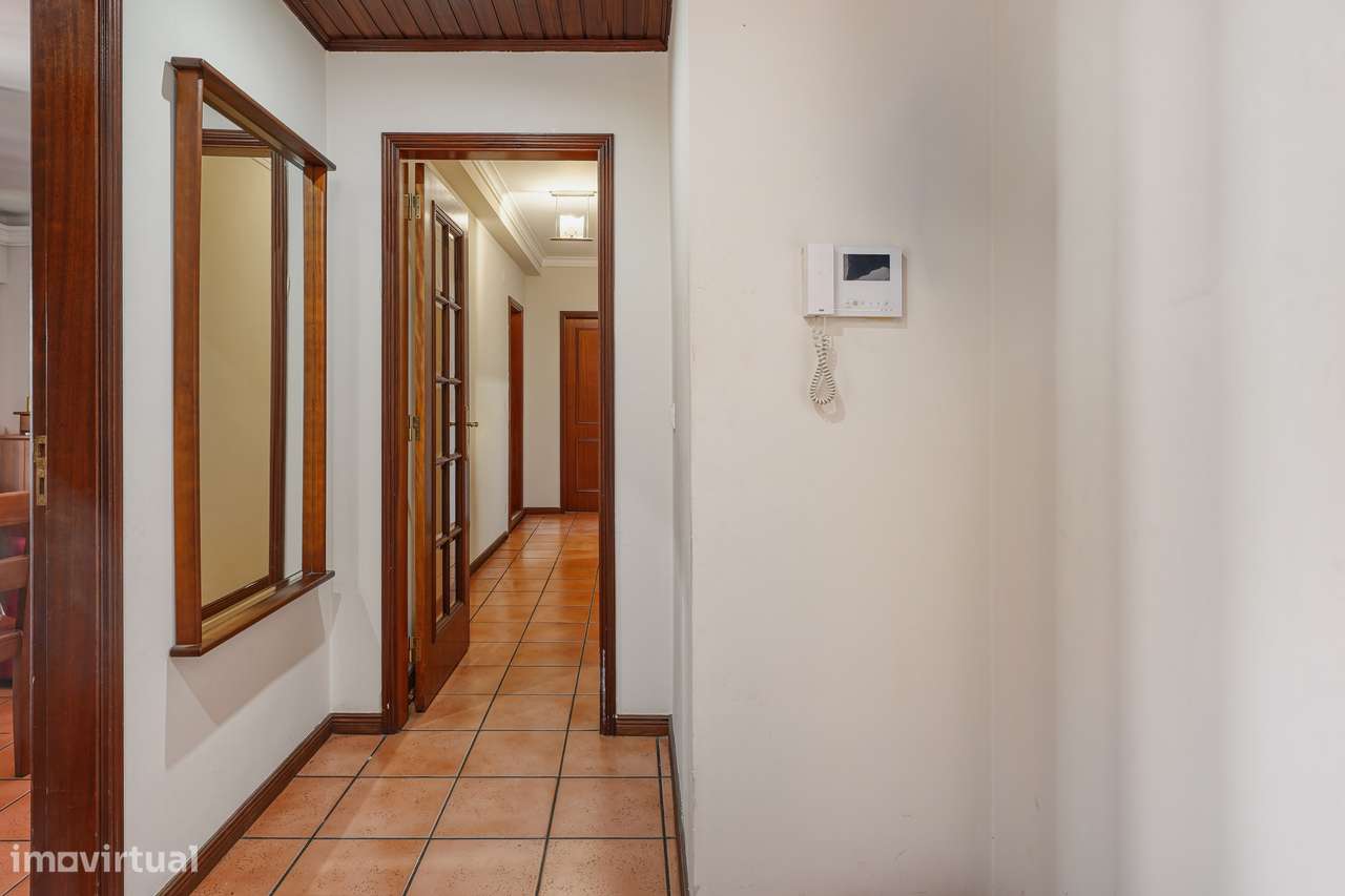 Apartamento T2 com garagem e elevador no Barreiro-8