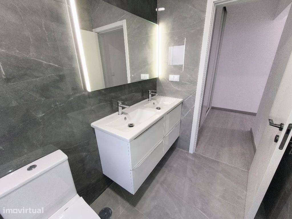 Apartamento T4 totalmente remodelado com suíte, varanda e vista rio...-14