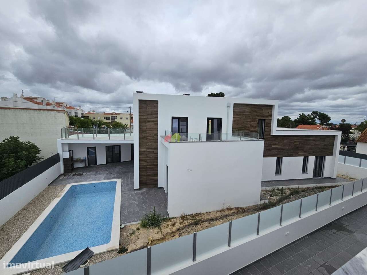 Moradia T5 isolada com 4 suítes, piscina, garagem e jardim - Grande imagem: 5/36