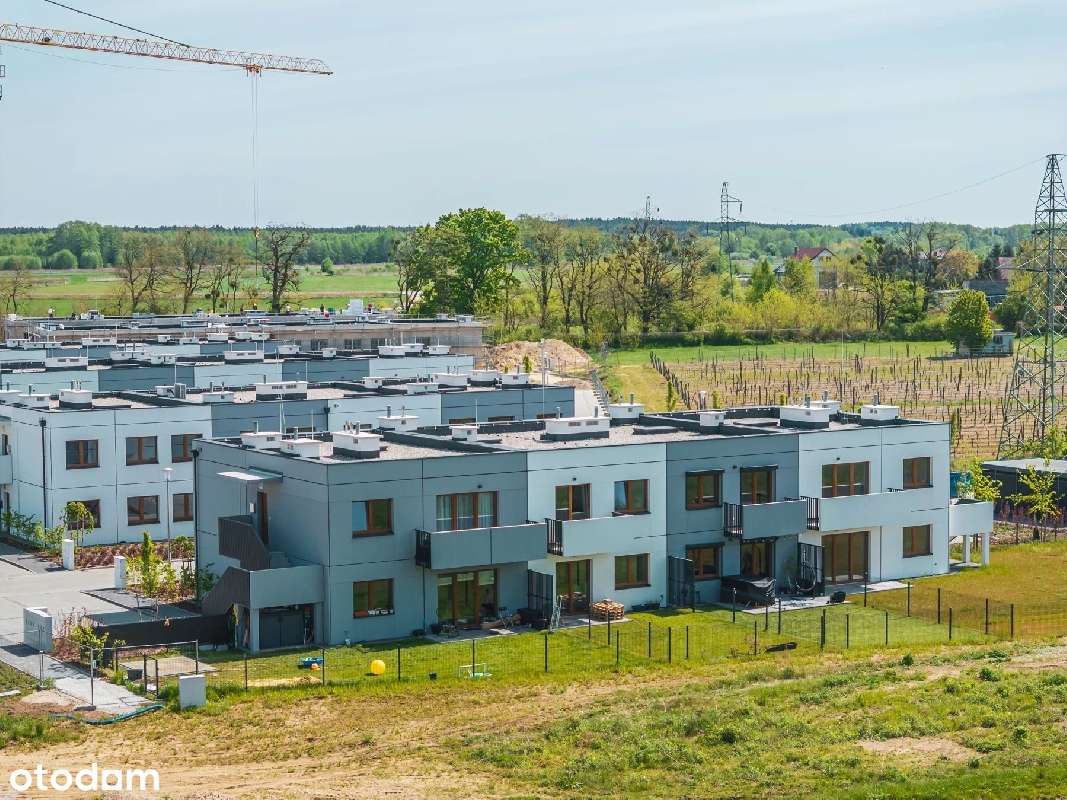 Nowoczesny szeregowiec w Miękini – funkcjonalny układ i ogródek-15