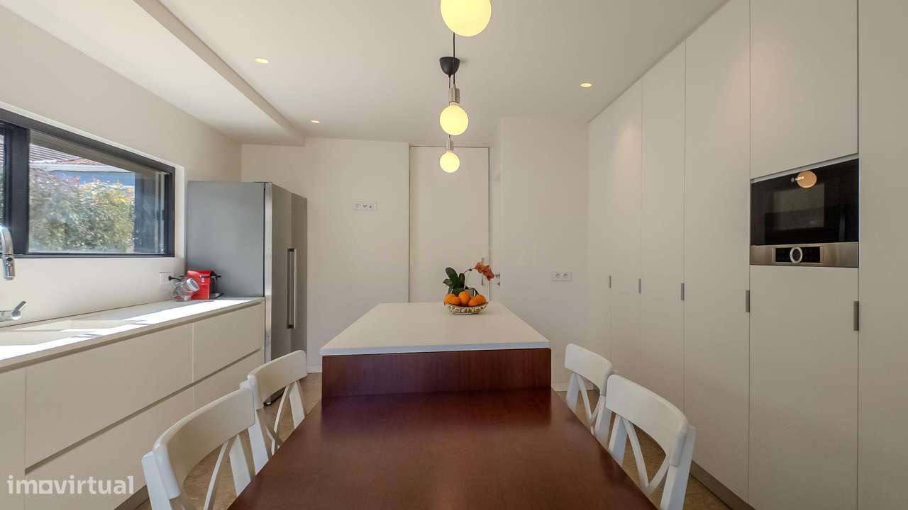 Moradia de Luxo | Construída em 2023 | Design Contemporâneo com Piscin-5