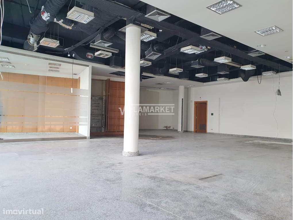 Loja da banca com 221 m2 situada na EN 118 em pleno Centro de Samora C-7