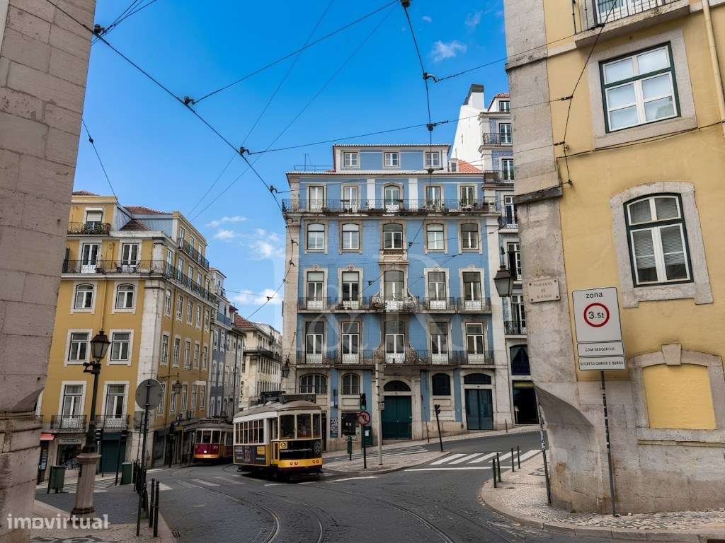 Apartamento T3 renovado no centro histórico de Lisboa-35