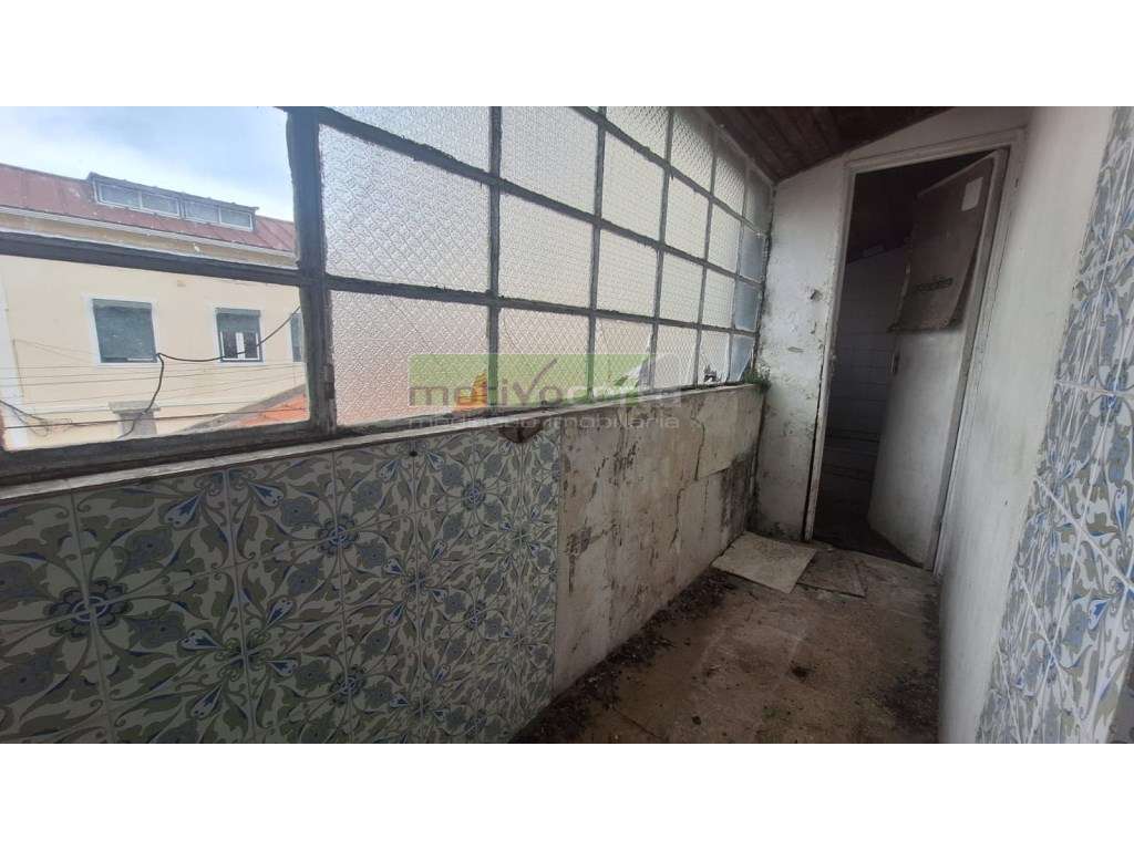 Moradia T2 com 2 Pisos no Coração de Campolide, Lisboa-4