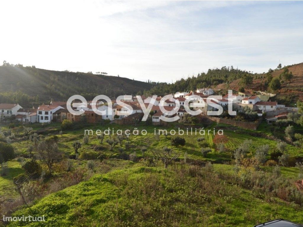 Terreno para cultivo com área de 3160m2 a confinar com ri...