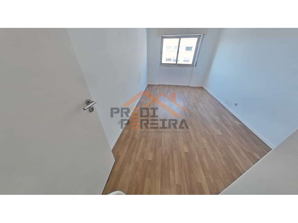 T3, remodelado ,com varanda, vista desafogada e excelente exposição... - Grande imagem: 5/34