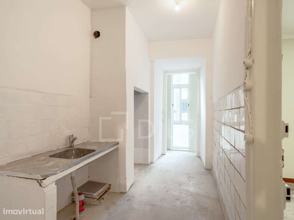 Apartamento T2 com terraço, para reabilitar nos Anjos, Lisboa-16