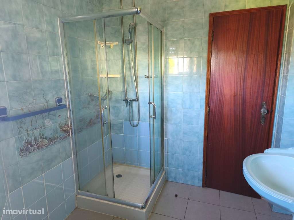 Moradia, em aldeia tranquila, em excelente estado de conservação, p...-15