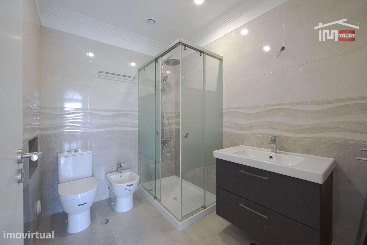 Moradia T4 de Excelência com Box para 4 Viaturas e Ótimos Acessos-12
