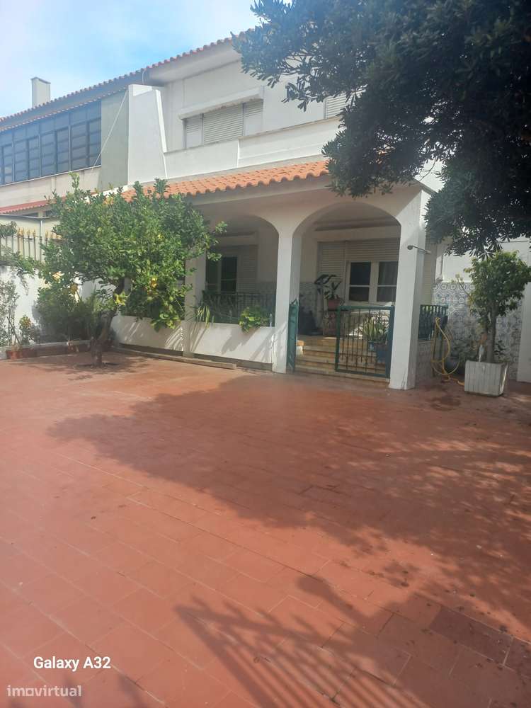 Excelente moradia centro Costa Caparica-5