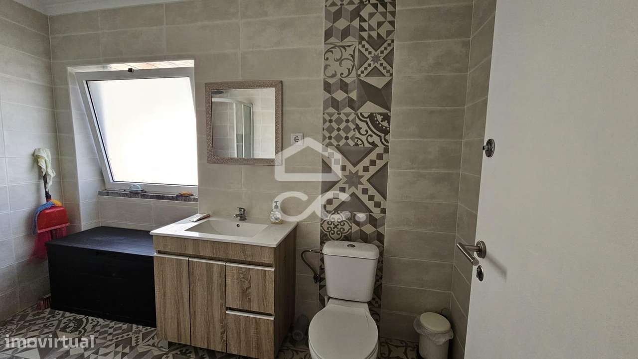 Alojamento com 10 quartos, pronto a rentabilizar, com obras recentes e-23