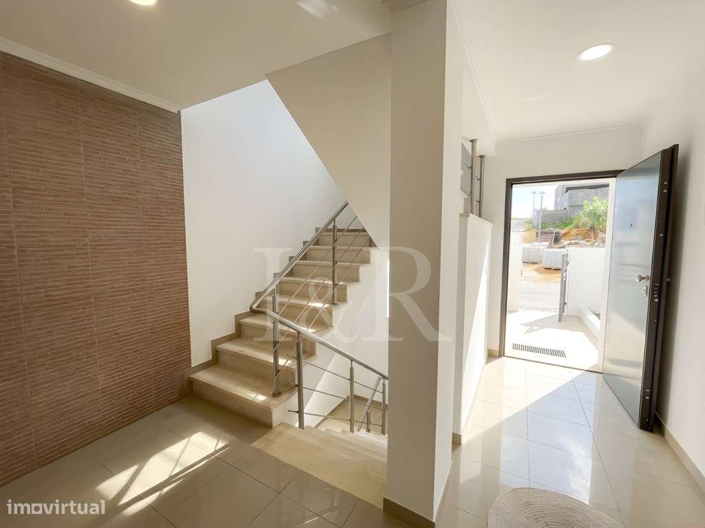 Moradia T5 com varandas, jardim e garagem no Feijó, Almada-8