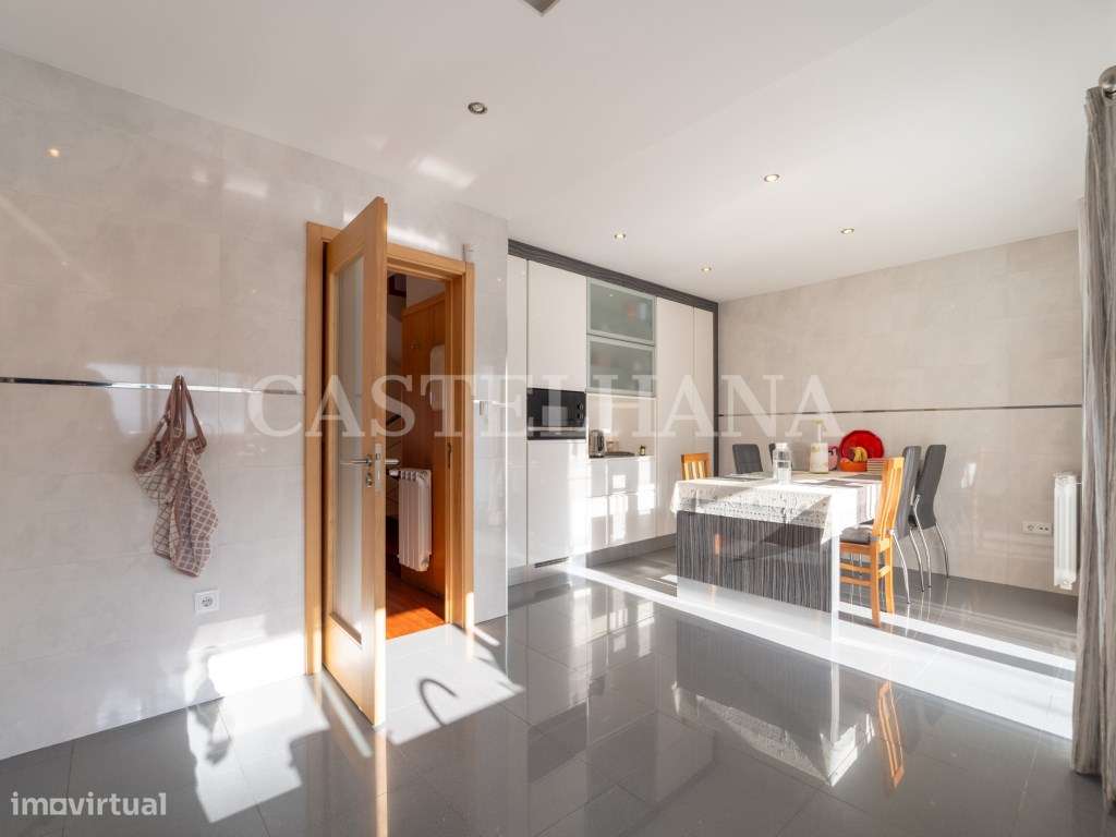 Moradia T4+1 com jardim, terraços e garagem privada, próxima a Mari...-18