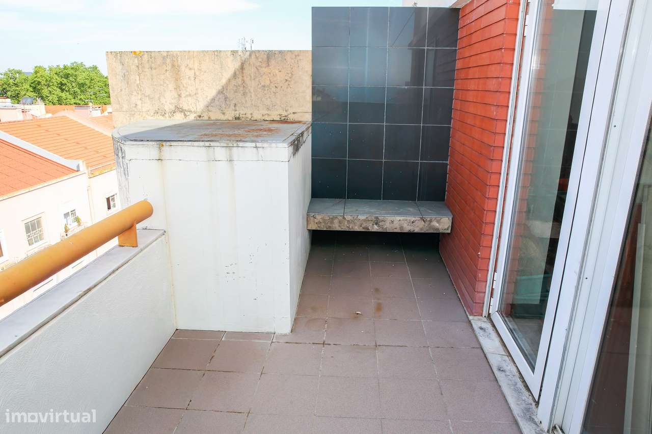 Apart. T3 Duplex c/4 casas de banho, varanda e vista Rio Tejo.-28