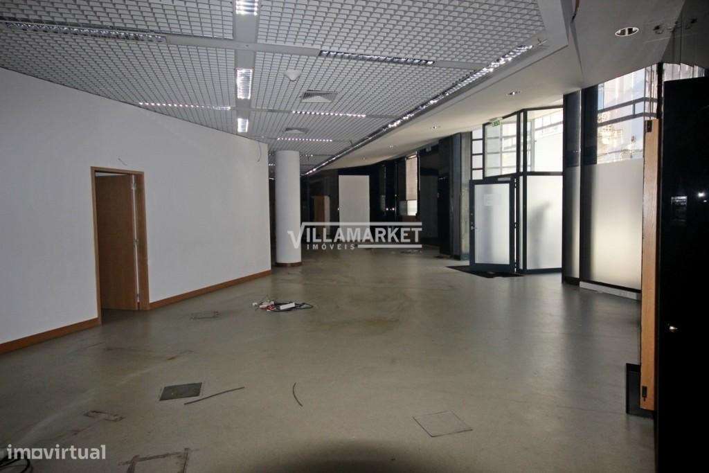 Edifício com R/C e 1º Andar da banca destinado a serviços situado na z - Grande imagem: 4/9