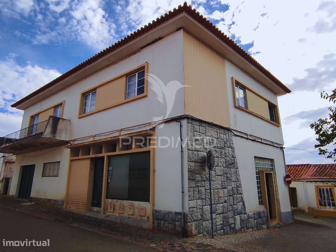 Moradia T4 com 2 pisos independentes - habitação e antigo espaço co... - Grande imagem: 1/37