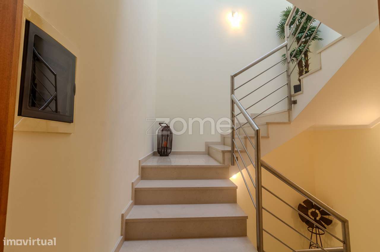 Moradia T3 | 3 Suítes e Piscina com Vista Rio-11