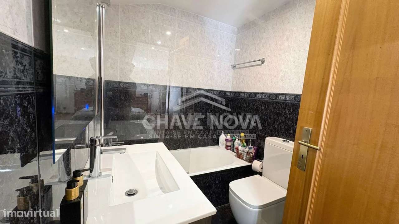 Apartamento T2 Duplex Renovado com Terraço, Garagem Box e 3 WC-15