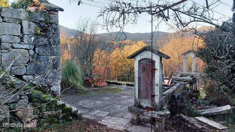 Casa de pedra centenária para recuperar - Grande imagem: 2/12