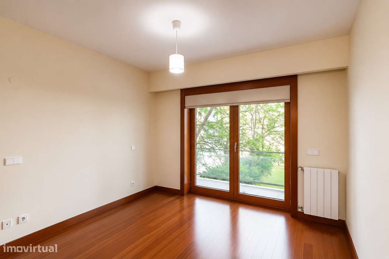 Apartamento T5 com 4 casas de banho e garagem-17