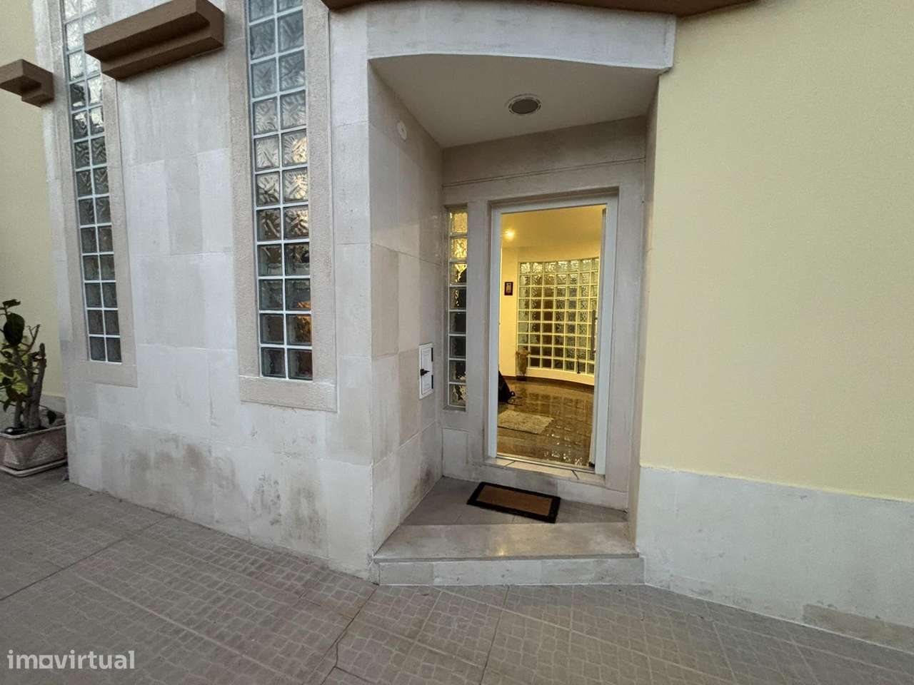 Moradia isolada T5 em Fernão Ferro. - Grande imagem: 4/36