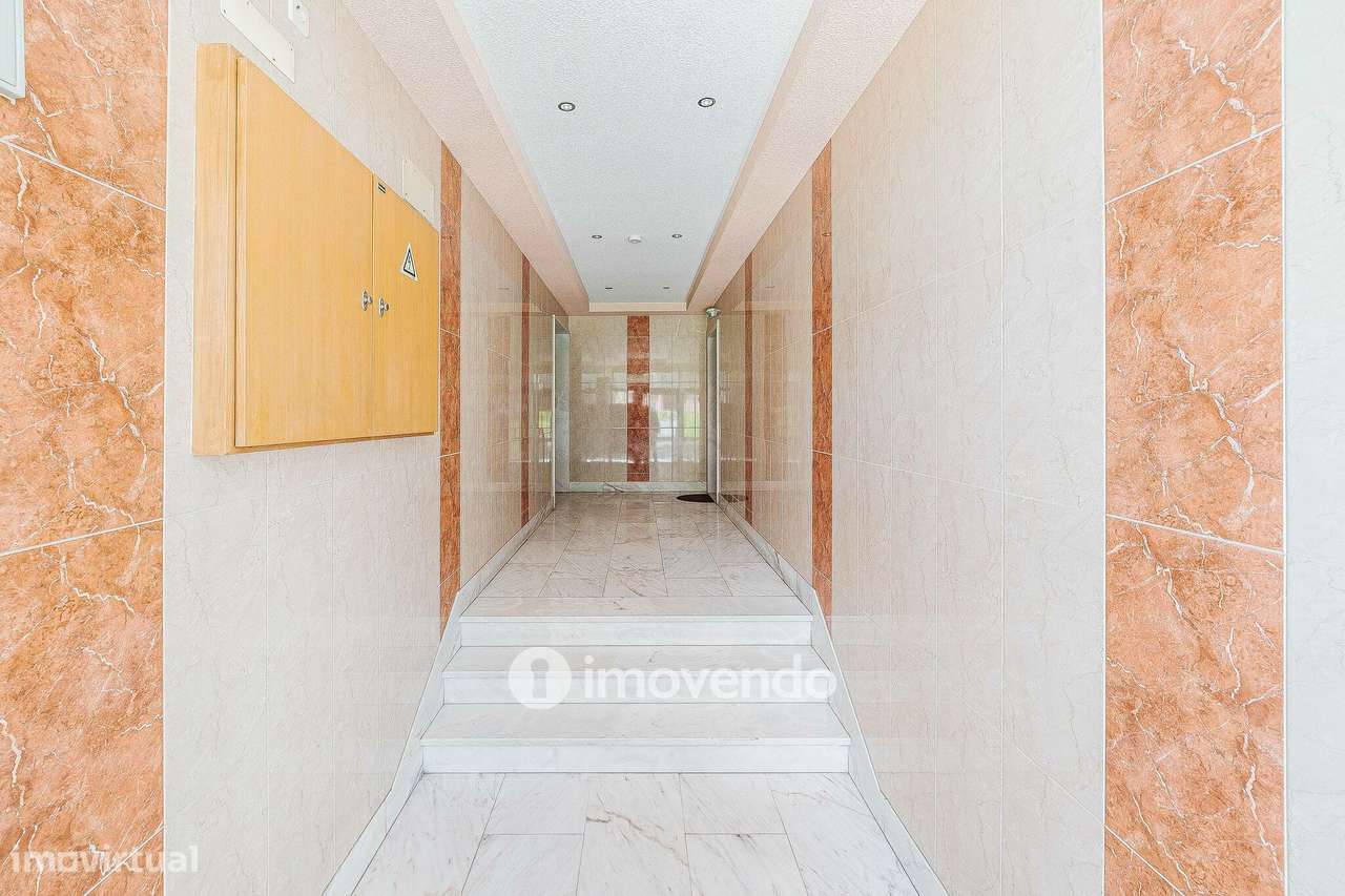 Apartamento T2, com estacionamento e arrecadação, em Vialonga-46