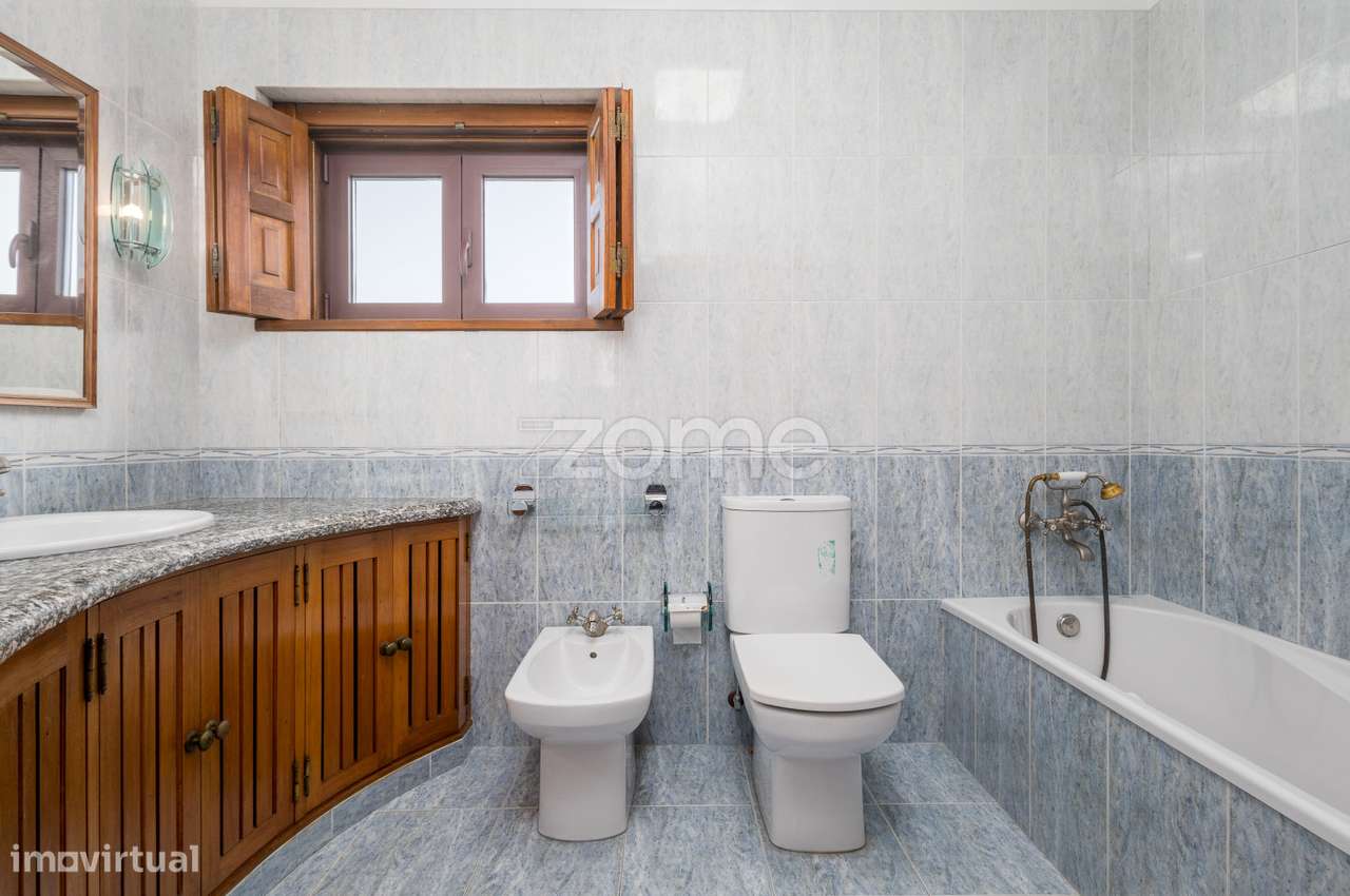 Moradia T4 (espaçosa) em Casais de Mem Martins-10