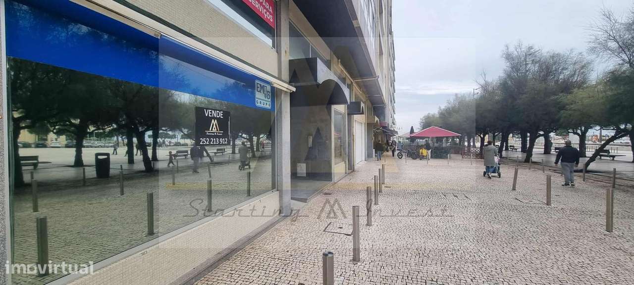 Loja comercial no largo do passeio Alegre, na Póvoa de Varzim.-12