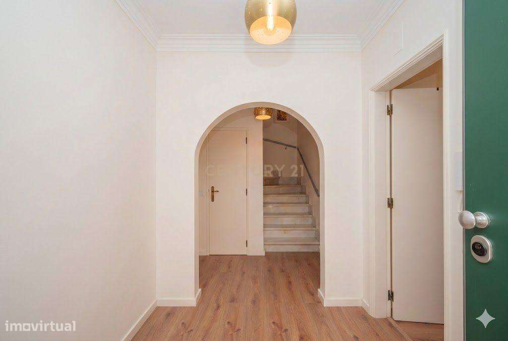 Moradia remodelada de 6 assoalhadas Exclusiva no Estoril-4