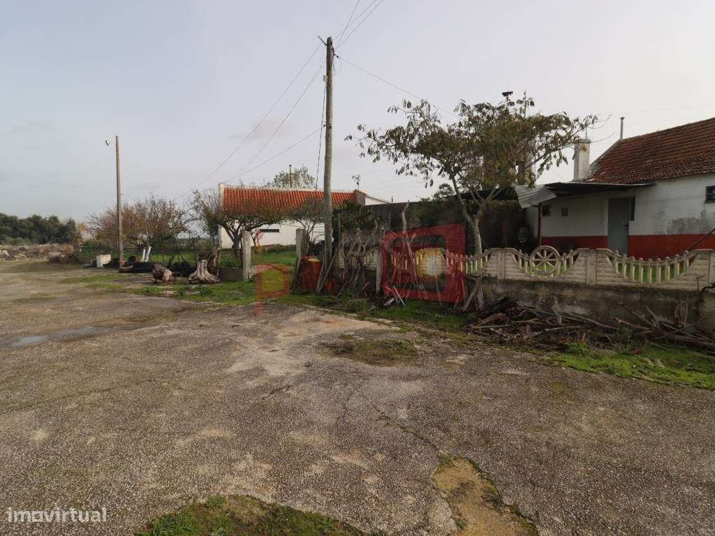 TERRENO COM CASAS - SARILHOS GRANDES-57