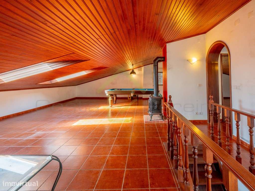 Moradia T2+2 com piscina e Vista Mar em Localização única-16