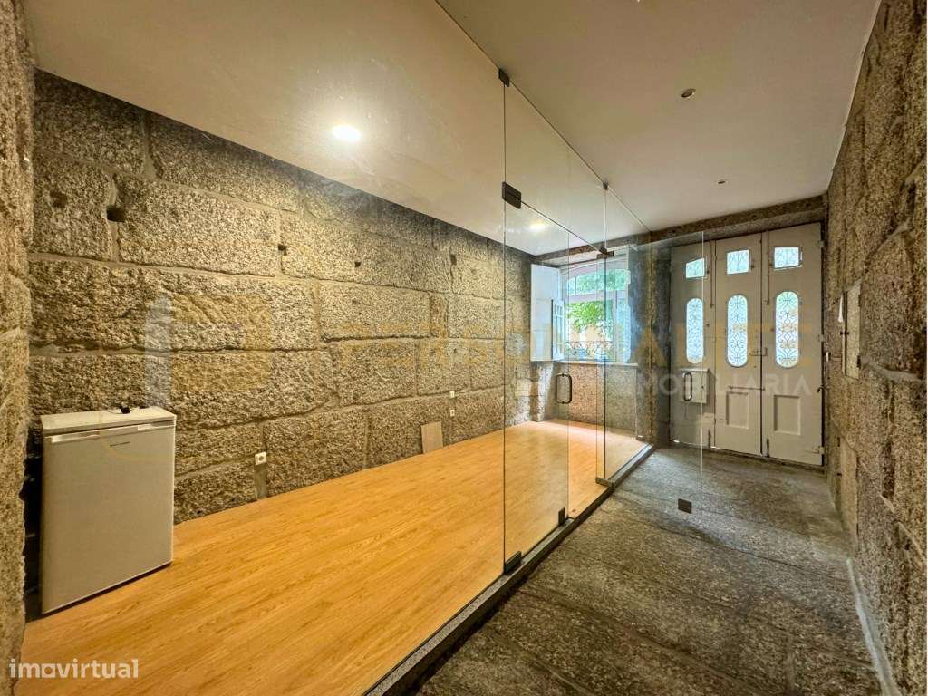 Loja Restaurada no Centro Histórico de Guimarães - Grande imagem: 2/11