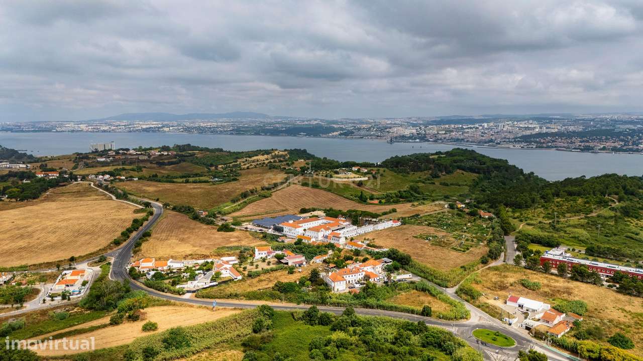 Moradia T-4+1 com Vista Panorâmica e Grande Potencial - Grande imagem: 4/23