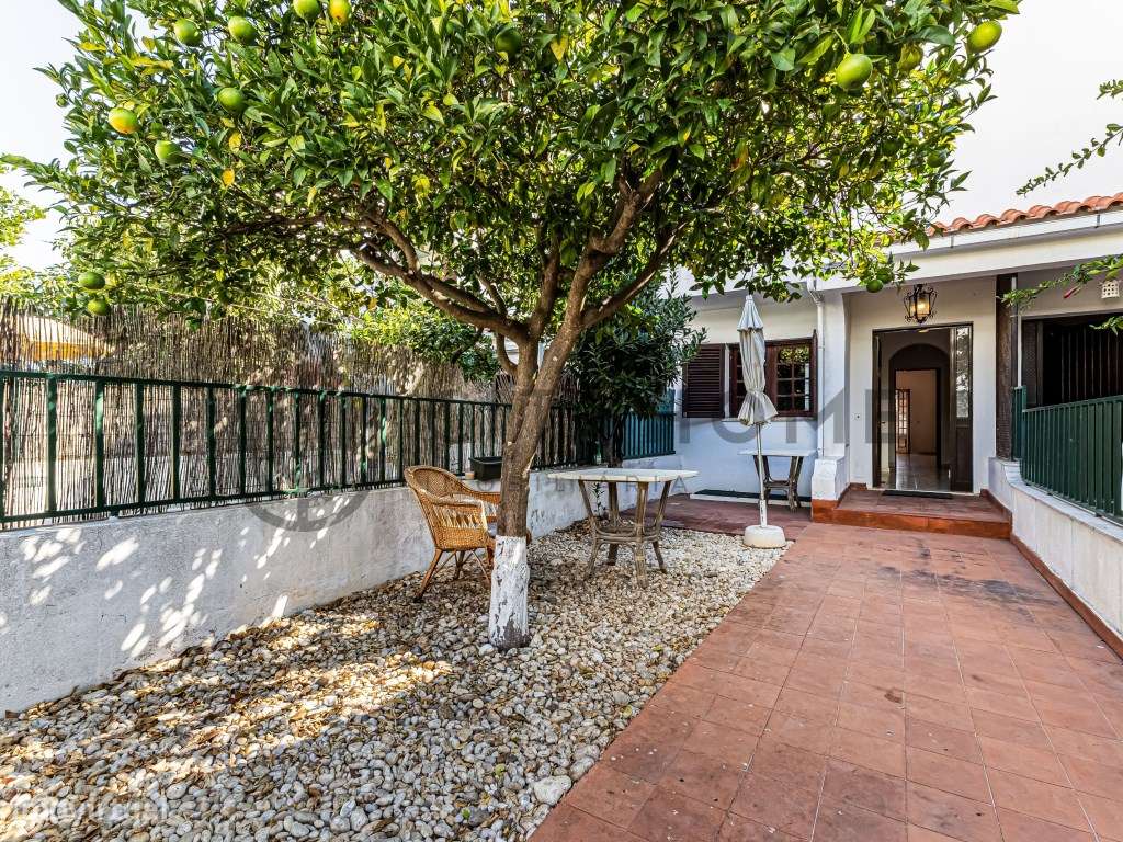 Moradia T2 +1 com garagem e espaço exterior-0