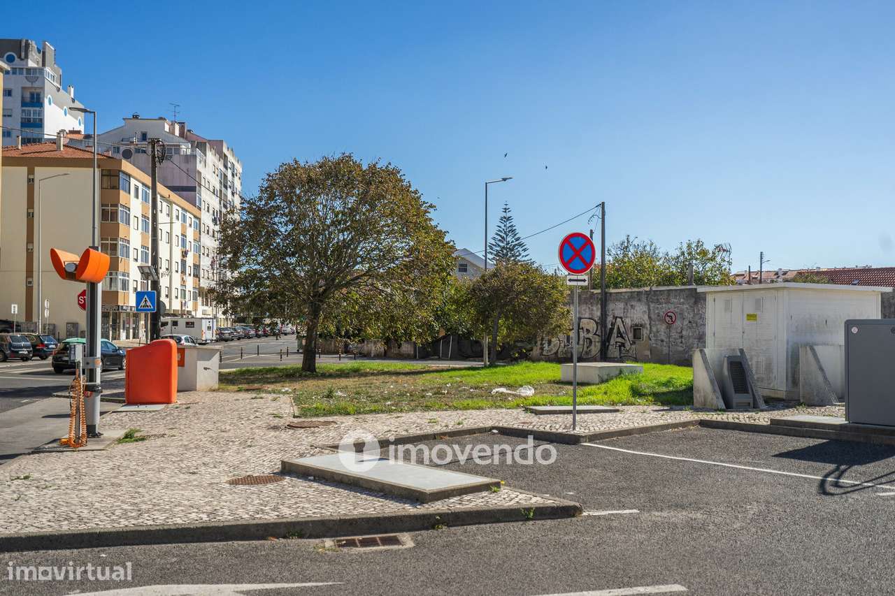 Apartamento T2 com estacionamento e arrecadação, em Mem Martins-40