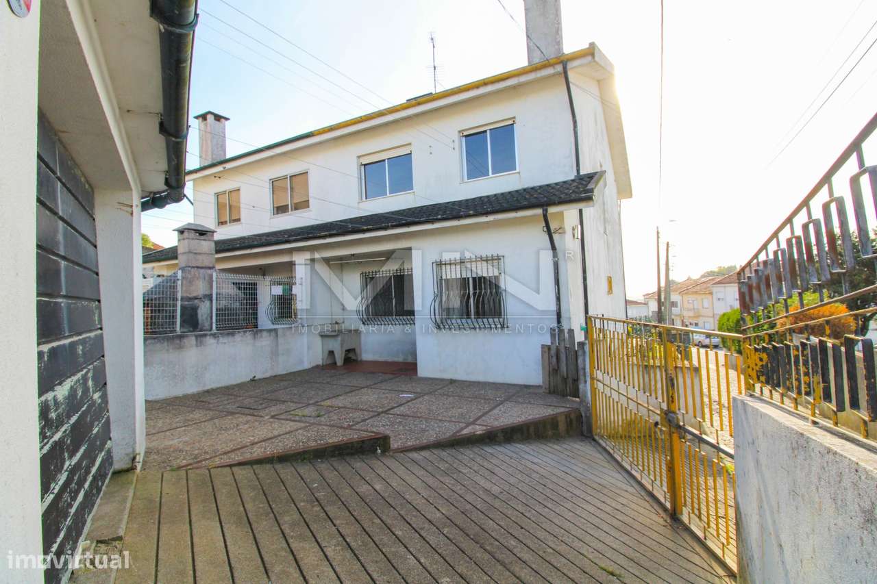 Moradia de 3 Frentes com Vista Panorâmica no Coração de Gondomar-45
