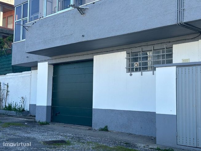 Vendo Garagem/Armazém Junto ao seminario em Leiria-0