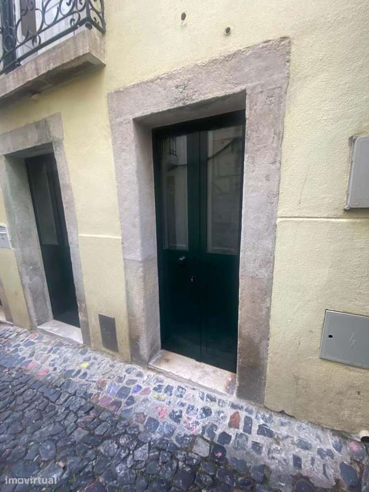 Loja com Esplanada no Coração de Alfama-13