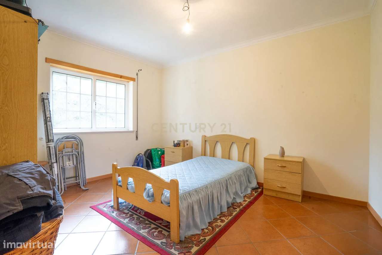 Moradia T4 de dois pisos, com cave, garagem, vidros duplos, jardim e l - Grande imagem: 5/36